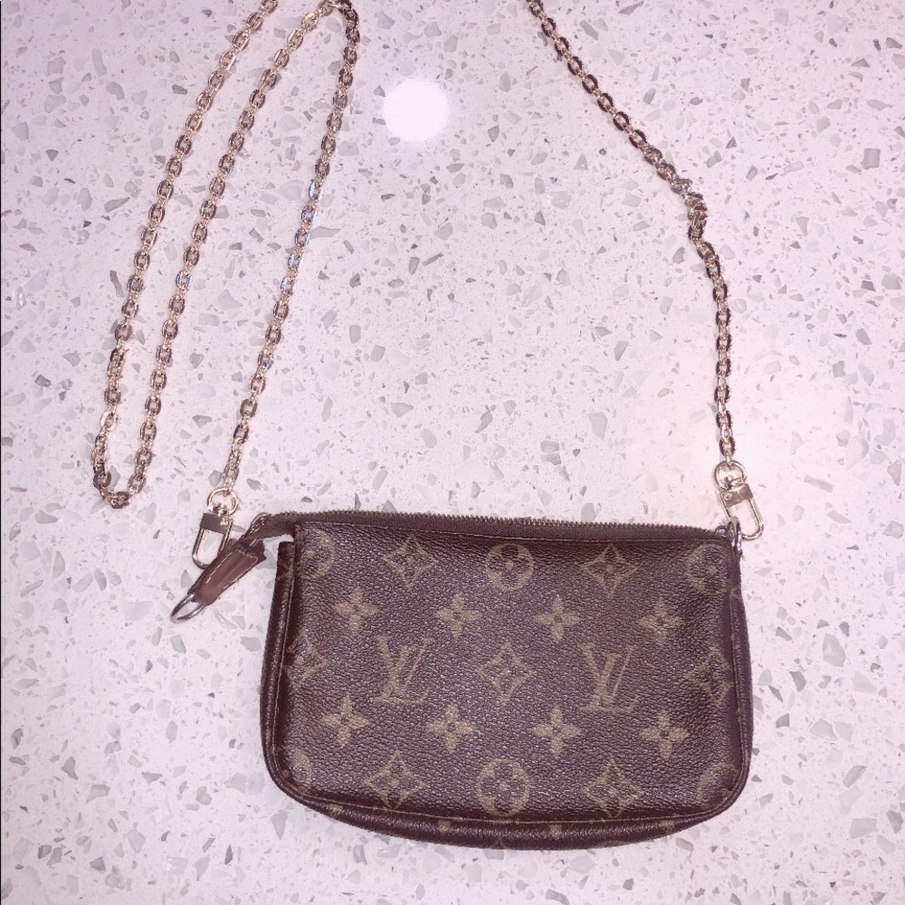 💯 Louis Vuitton mini pochette.